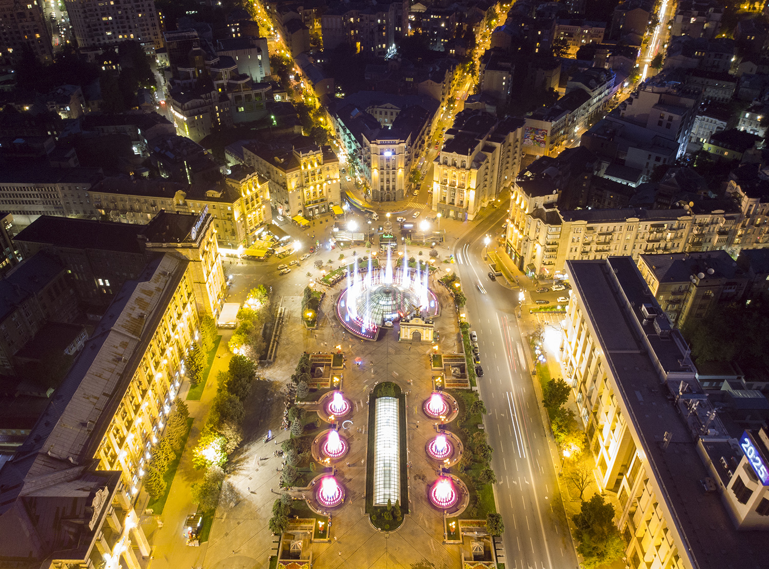 Night view of the illuminated fountains on Maidan Nezalezhnosti.